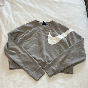 Cropped Nike sweatshirt